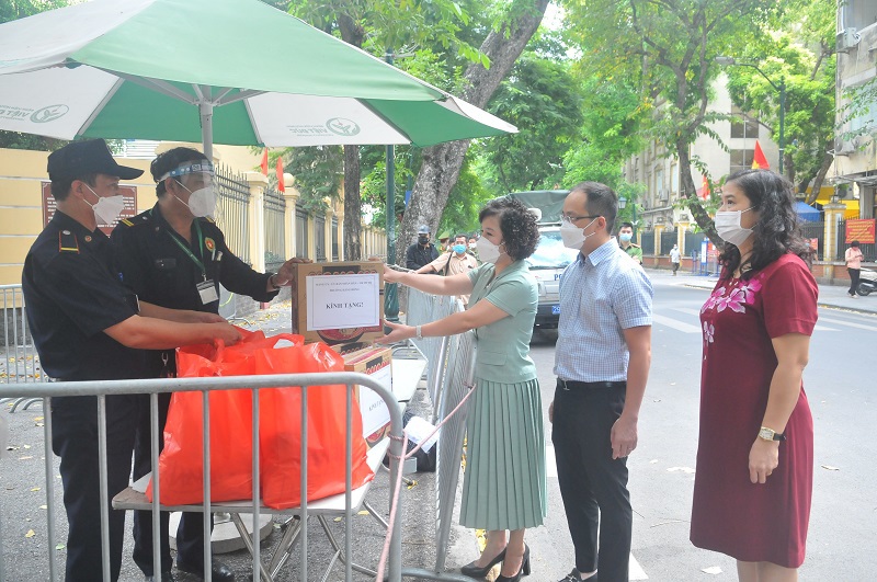 Quận Hoàn Kiếm: Tặng quà, động viên bệnh nhân, người ở trọ, lao động tự do trong khu cách ly y tế chùm ca bệnh BV Việt Đức - Ảnh 3