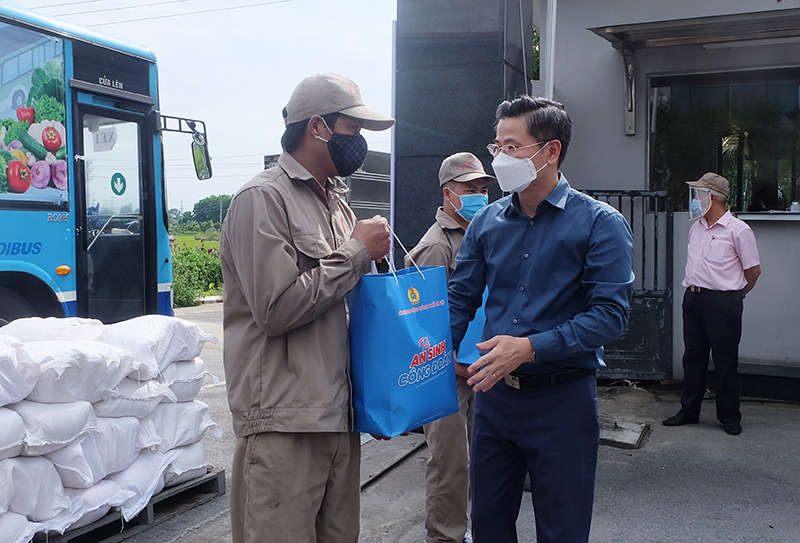 Trao 1.200 túi “An sinh Công đoàn” tới công nhân lao động khó khăn tại huyện Sóc Sơn - Ảnh 1