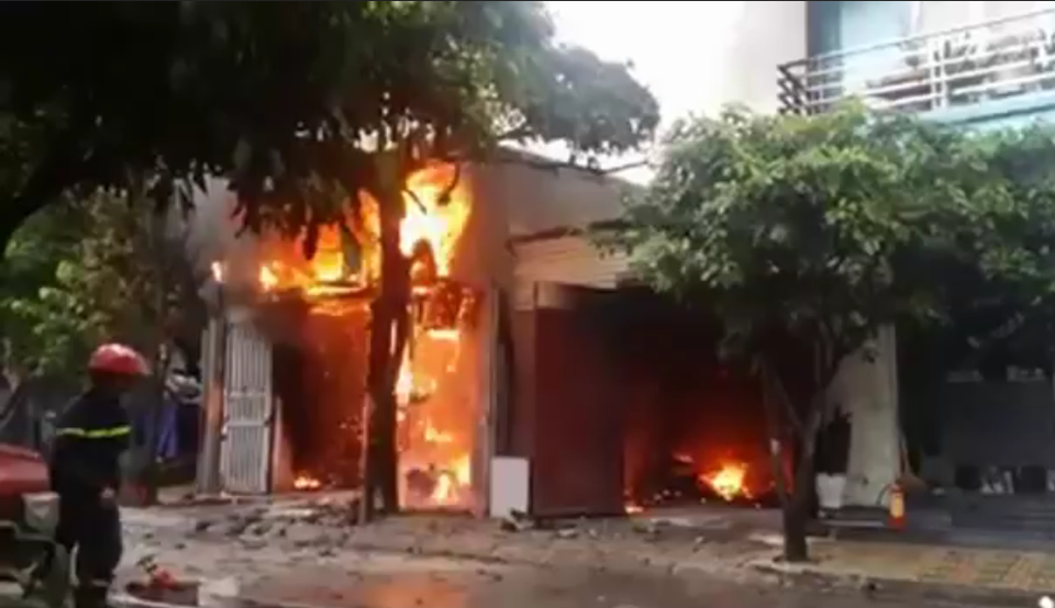 Hà Nội: Cháy lớn tại khu tái định cư Yên Sở, 2 căn nhà bị thiêu rụi - Ảnh 1