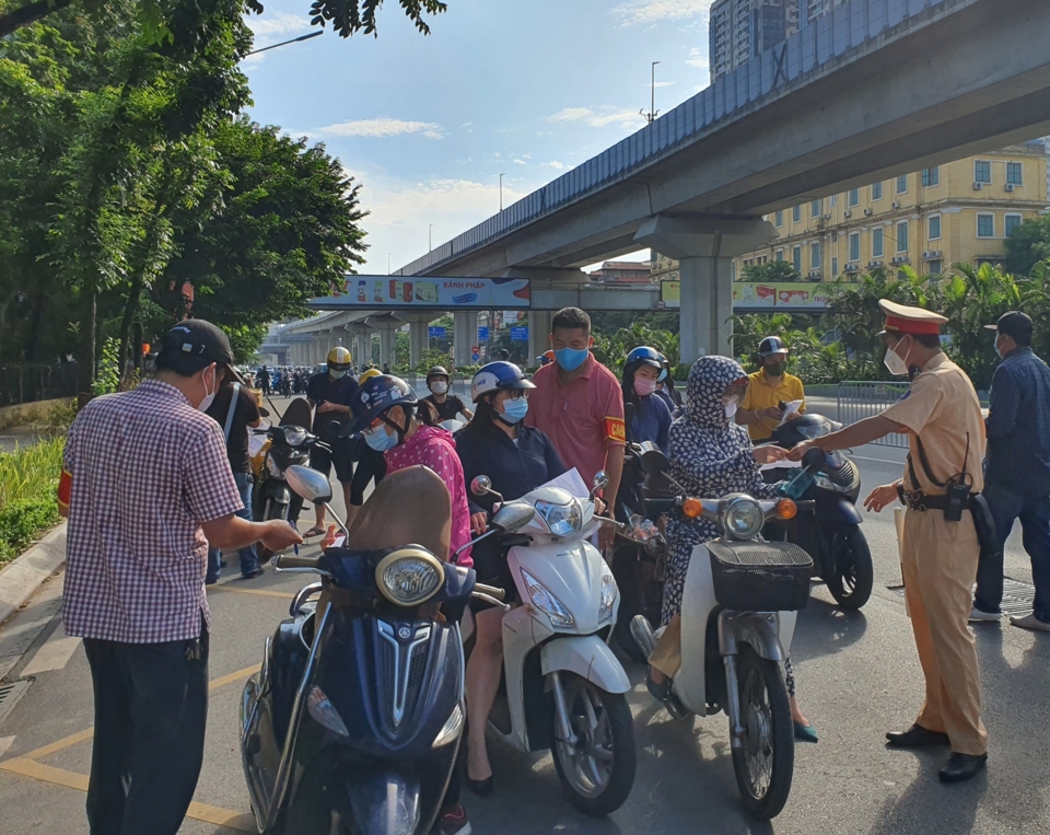 Sau 3 giờ, 6 tổ công tác kiểm soát 2.000 trường hợp, xử phạt nhiều người vi phạm giãn cách xã hội - Ảnh 1