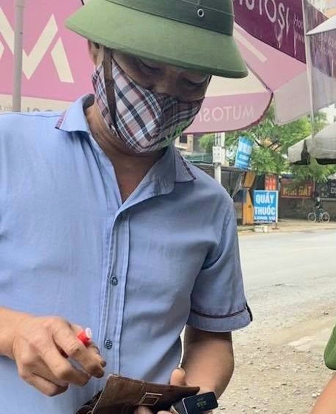 Hà Nội: Giấu ma túy trong ví, người đàn ông bị bắt giữ khi đi qua chốt phòng dịch - Ảnh 1