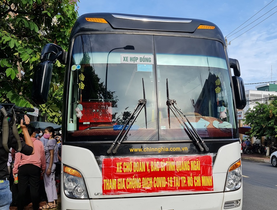 34 bác sĩ, điều dưỡng Quảng Ngãi vào TP Hồ Chí Minh hỗ trợ chống dịch Covid-19 - Ảnh 2