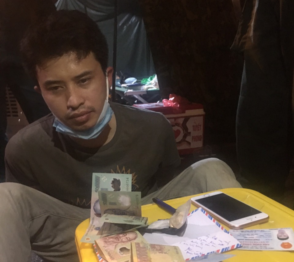 Hà Nội: Qua chốt kiểm soát dịch vào đêm khuya, nam thanh niên tự giao nộp ma túy - Ảnh 2