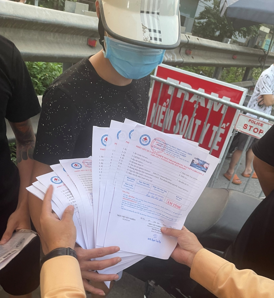 Hà Nội: Nhóm thanh niên mang 10 giấy xét nghiệm âm tính SARS-CoV-2 khống đi đường - Ảnh 1
