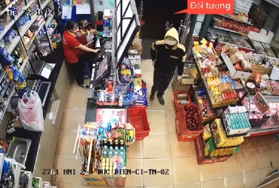 Hà Nội: Công an truy tìm đối tượng vào siêu thị cướp tài sản ở Phúc Diễn - Ảnh 1