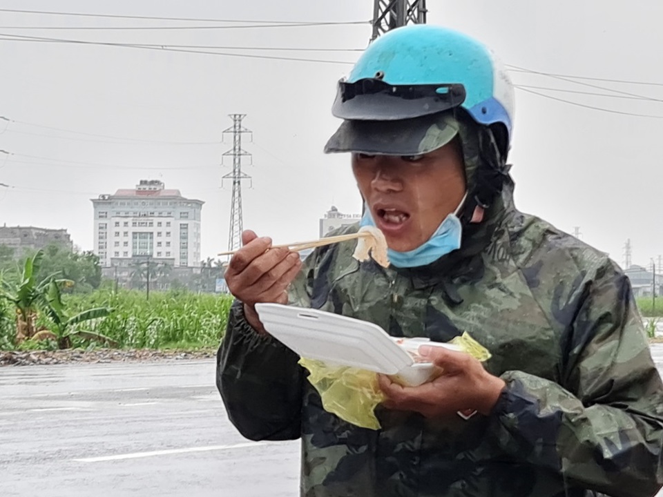 Bữa ăn vội của thanh niên người Mông vượt hơn 1.900km để về quê - Ảnh 2