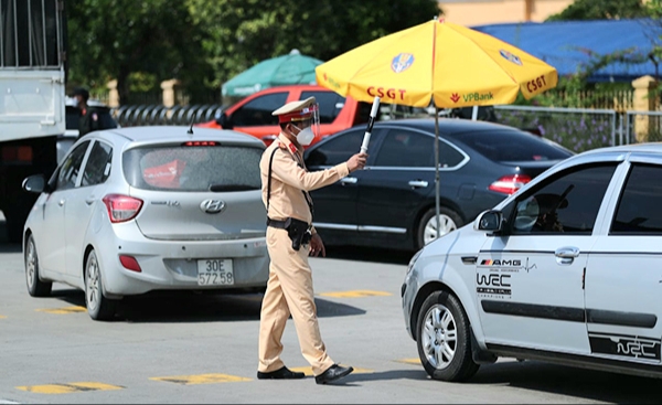 Hà Nội: Kiểm soát gần 19.000 lượt phương tiện, tước 19 giấy phép lái xe vi phạm - Ảnh 1