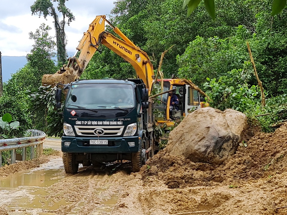 Sạt lở bủa vây huyện miền núi Quảng Ngãi - Ảnh 2