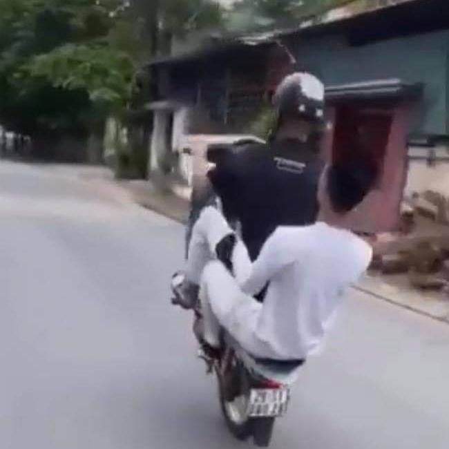 Hà Nội: Xử phạt nam thanh niên "bốc đầu" xe máy khoe trên facebook và Tiktok - Ảnh 1