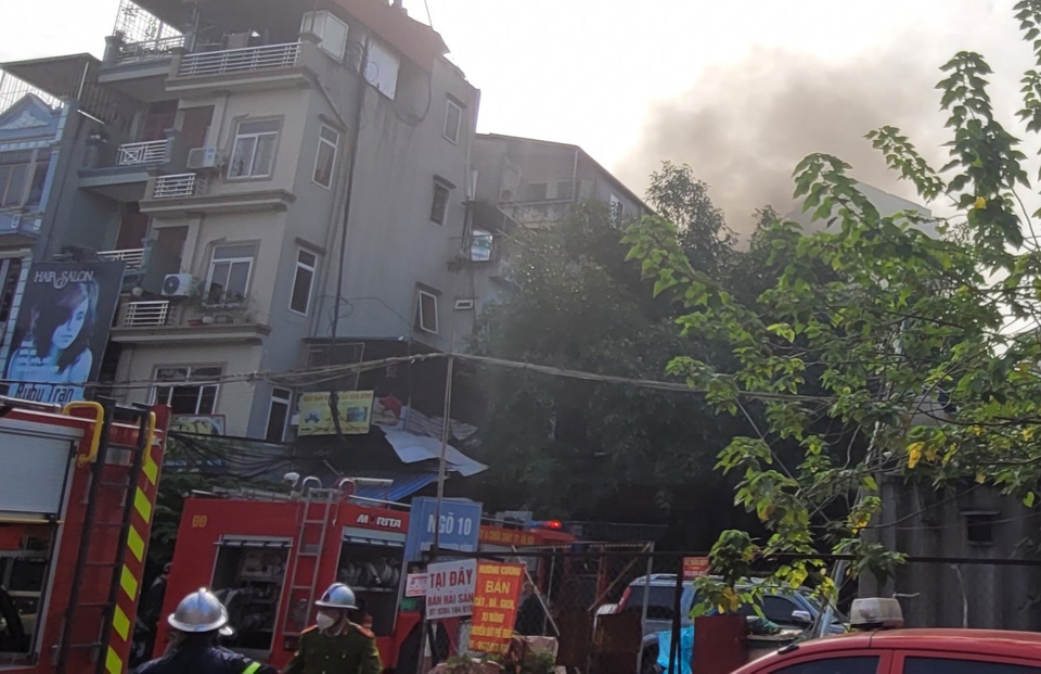 Cháy nhà trên phố Nguyên Hồng, cảnh sát giải cứu nhiều người mắc kẹt - Ảnh 1
