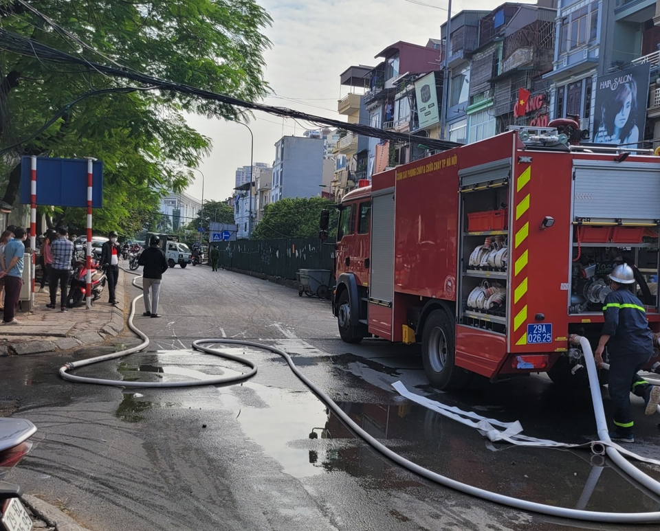 Cháy nhà trên phố Nguyên Hồng, cảnh sát giải cứu nhiều người mắc kẹt - Ảnh 3