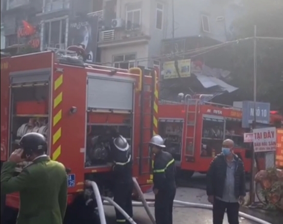 Cháy nhà trên phố Nguyên Hồng, cảnh sát giải cứu nhiều người mắc kẹt - Ảnh 2