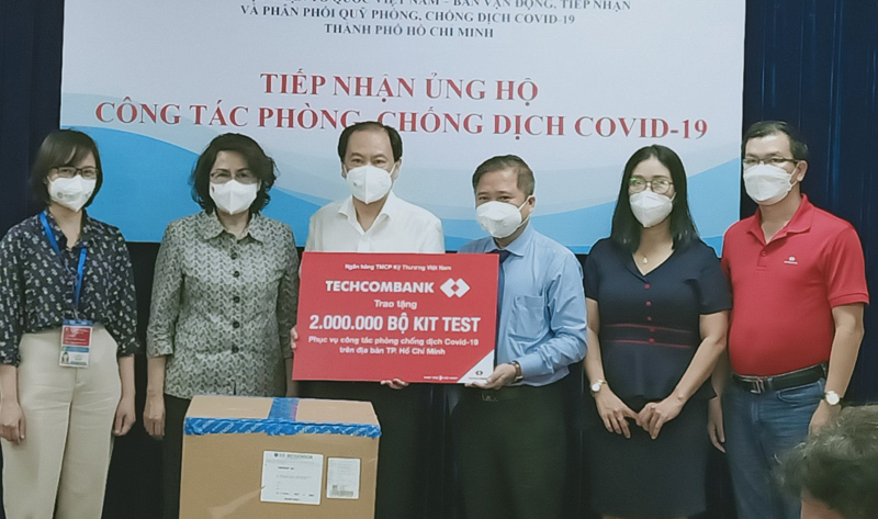 Techcombank trao tặng 2 triệu bộ Kit test Covid-19 cho công tác phòng chống dịch trên địa bàn TP Hồ Chí Minh - Ảnh 1
