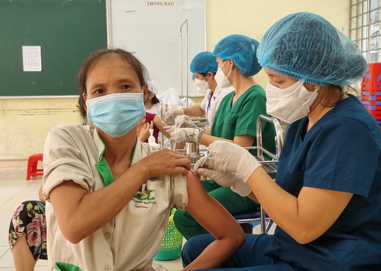 Quận Hoàng Mai đã tiêm hơn 142.000 liều vaccine phòng Covid-19 cho người dân - Ảnh 2