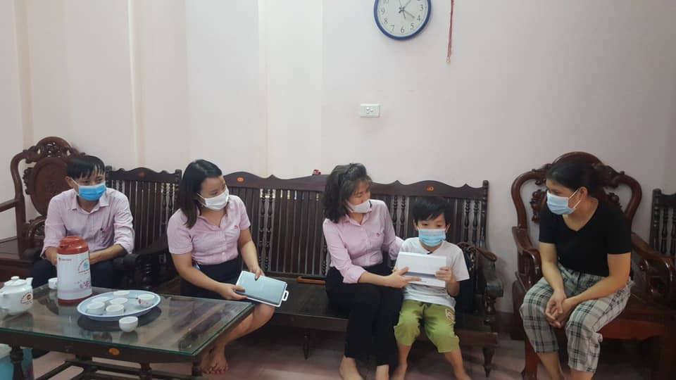 Công đoàn Ngân hàng Chính sách xã hội Hà Nội tặng máy tính cho học sinh nghèo vượt khó - Ảnh 1