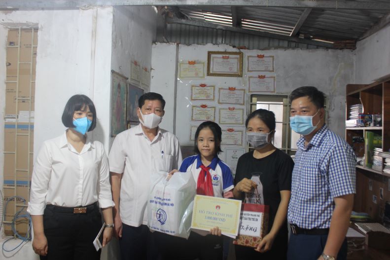 Hà Nội tặng 200 triệu đồng cho 200 học sinh có hoàn cảnh khó khăn do dịch bệnh Covid-19 - Ảnh 3