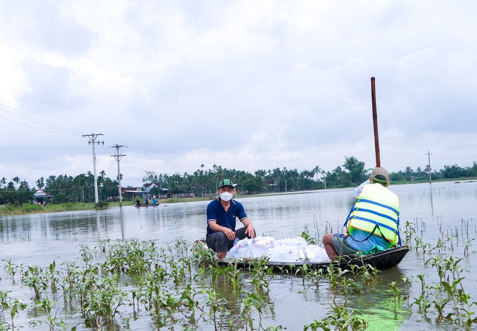 Quảng Ngãi: Dùng ghe chở lương thực, nước uống tiếp tế cho dân vùng rốn lũ - Ảnh 3