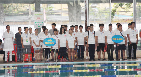 Hàng trăm vận động viên tham gia Giải bơi thanh thiếu niên TP Hà Nội - Ảnh 1