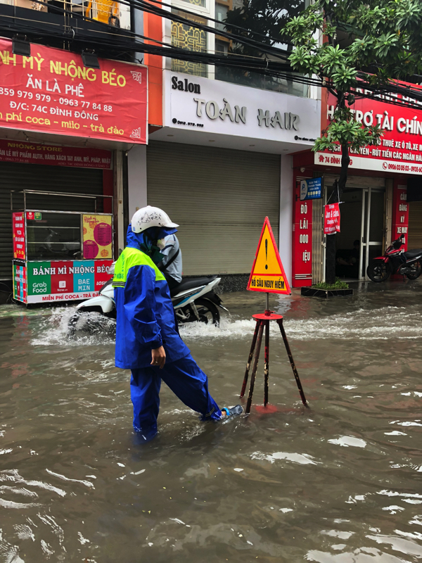 Hải Phòng: Mưa lớn khiến nhiều tuyến đường ngập lụt - Ảnh 5