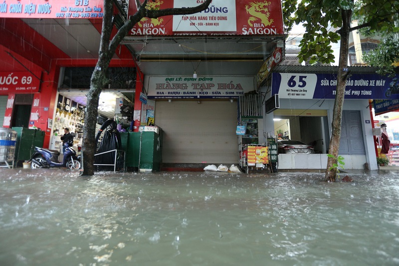 Hà Tĩnh: Đường phố ngập sâu sau mưa lớn - Ảnh 8