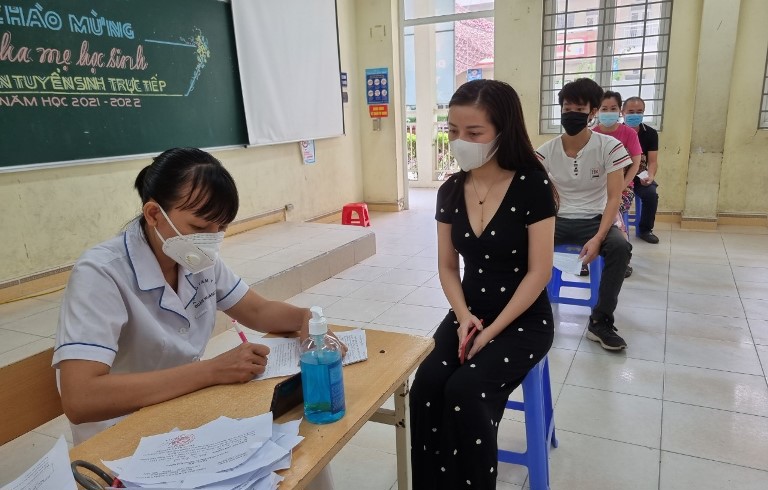 Quận Hoàng Mai đã tiêm hơn 142.000 liều vaccine phòng Covid-19 cho người dân - Ảnh 1