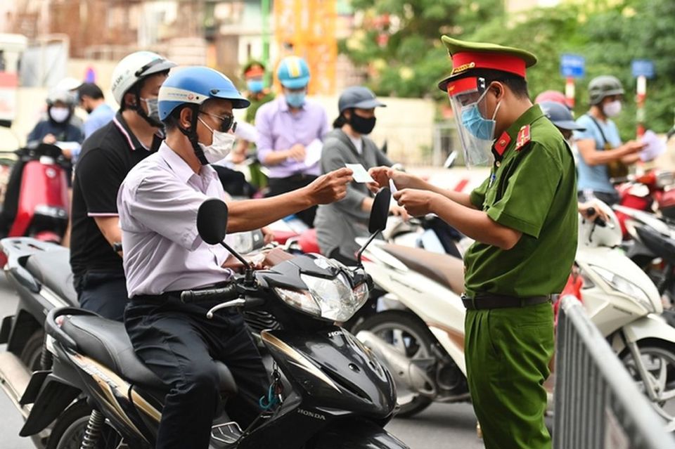 Hà Nội: Xử lý nghiêm sai phạm trong việc cấp và sử dụng giấy đi đường - Ảnh 1