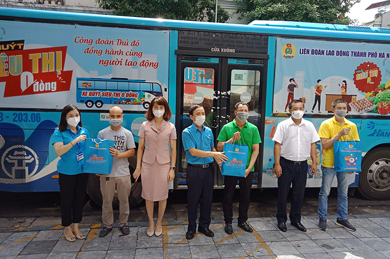 Người lao động quận Ba Đình, Hoàn Kiếm an lòng khi được đón nhận 2.000 túi An sinh Công đoàn - Ảnh 3