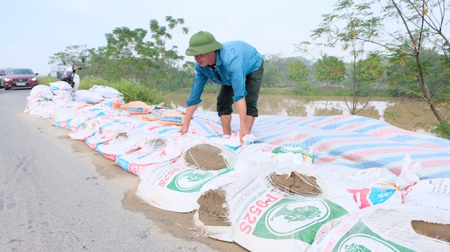 Hà Nội: Cận cảnh hàng loạt sự cố đê điều nghiêm trọng do ảnh hưởng mưa bão - Ảnh 7