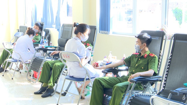 Công an huyện Thường Tín với “Giọt máu nghĩa tình - chung tay đẩy lùi đại dịch Covid-19” - Ảnh 4