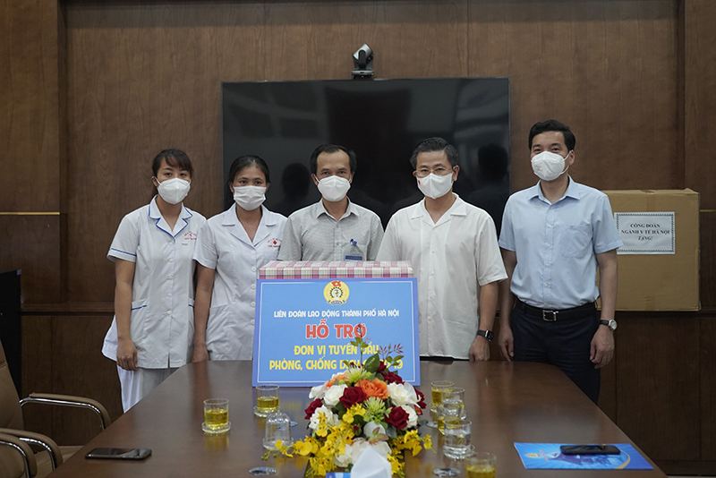 Người lao động tại quận Thanh Xuân xúc động khi đón nhận “Túi An sinh Công đoàn” - Ảnh 2