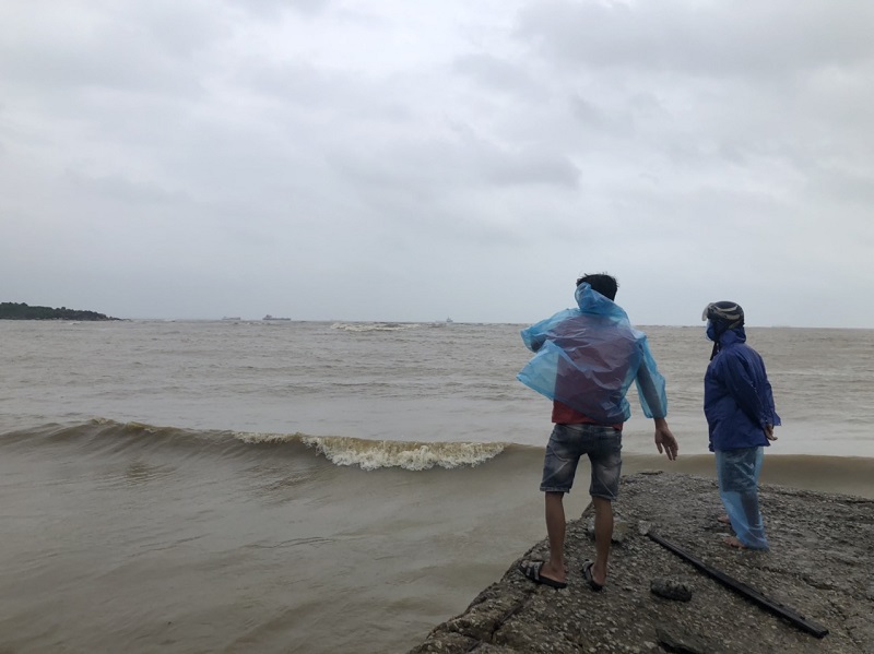 Mưa lũ tại Quảng Ngãi: 3 ngư dân mất tích, sơ tán hàng nghìn nhân khẩu - Ảnh 1