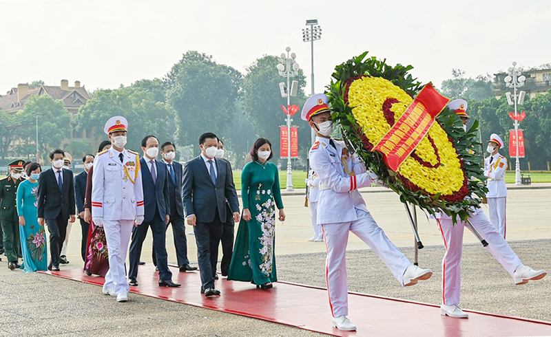 Lãnh đạo thành phố Hà Nội vào Lăng viếng Chủ tịch Hồ Chí Minh - Ảnh 1