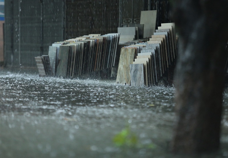 Hà Tĩnh: Đường phố ngập sâu sau mưa lớn - Ảnh 7