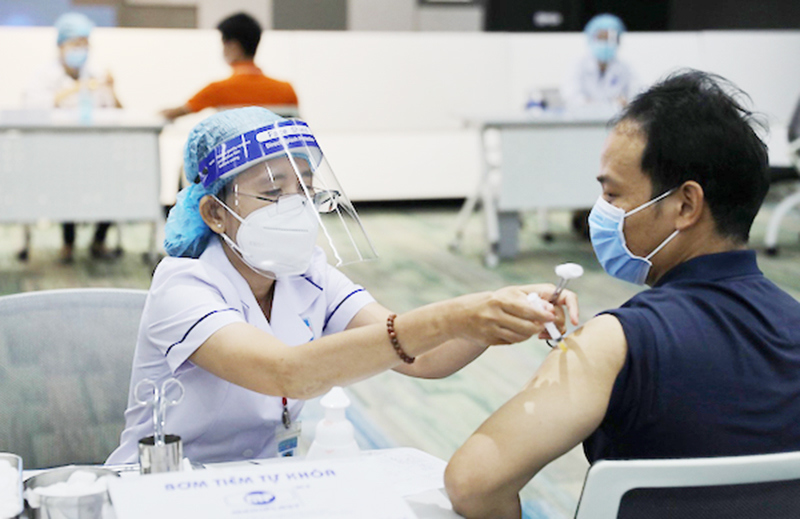 Bộ Y tế đề nghị TP Hồ Chí Minh điều tra, làm rõ việc tiêm vaccine Covid-19 thu phí - Ảnh 1