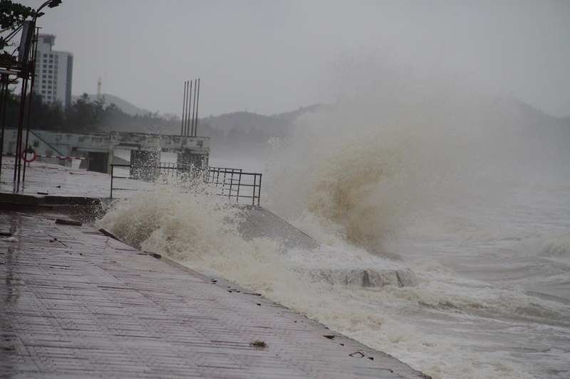 Nghệ An: Ảnh hưởng áp thấp nhiệt đới, xuất hiện sóng biển cao gần 5m ở Cửa Lò - Ảnh 1