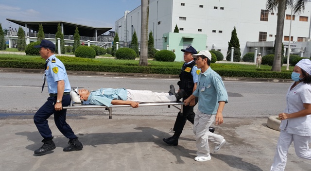 “Cháy” lớn tại khu Công nghiệp Thăng Long, cảnh sát PCCC giải cứu nhiều người mắc kẹt - Ảnh 7