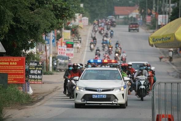 CSGT Hà Nội hỗ trợ hàng trăm người từ vùng dịch phía Nam vững tâm qua Thủ đô - Ảnh 1
