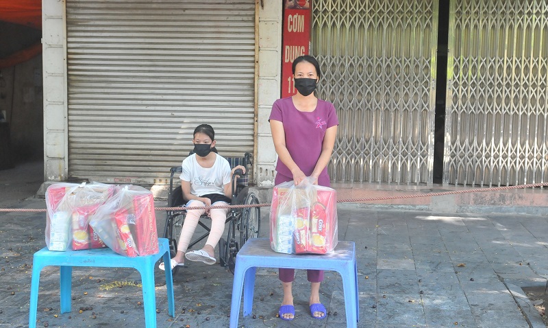 Quận Hoàn Kiếm: Tặng quà, động viên bệnh nhân, người ở trọ, lao động tự do trong khu cách ly y tế chùm ca bệnh BV Việt Đức - Ảnh 5