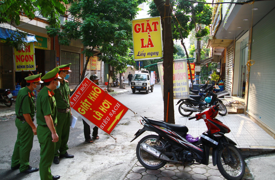 Ban chỉ đạo 197 phường Phúc La: Xử lý các điểm dừng đỗ phương tiện sai quy định, lập lại trật tự đô thị - Ảnh 3