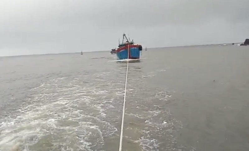 Quảng Ngãi: Cứu tàu cá cùng 9 ngư dân gặp nạn giữa thời tiết nguy hiểm - Ảnh 1