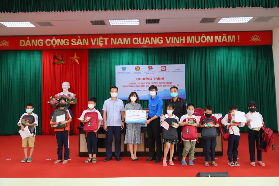 Trên 300 học sinh huyện Gia Lâm được nhận quà nhân dịp năm học mới và Tết trung thu 2021 - Ảnh 1