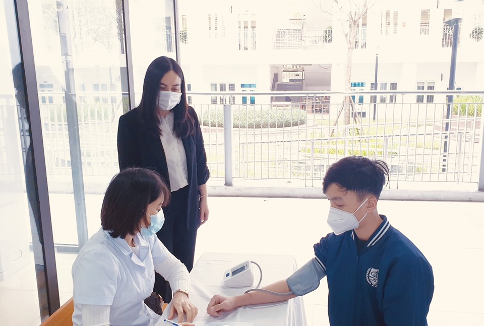 Chùm ảnh: Hơn 5.000 học sinh lớp 9 quận Thanh Xuân được tiêm vaccine phòng Covid-19 - Ảnh 5