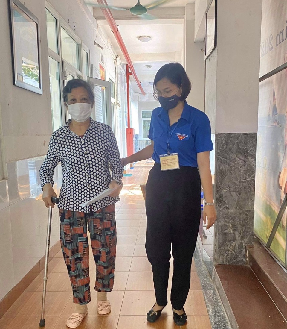 Người cao tuổi quận Thanh Xuân thấy yên tâm hơn khi được tiêm vaccine phòng Covid-19 - Ảnh 4