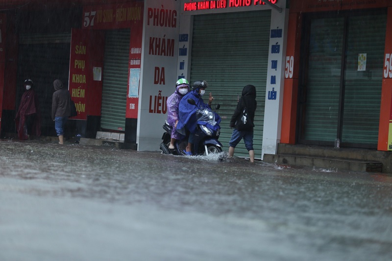 Hà Tĩnh: Đường phố ngập sâu sau mưa lớn - Ảnh 10