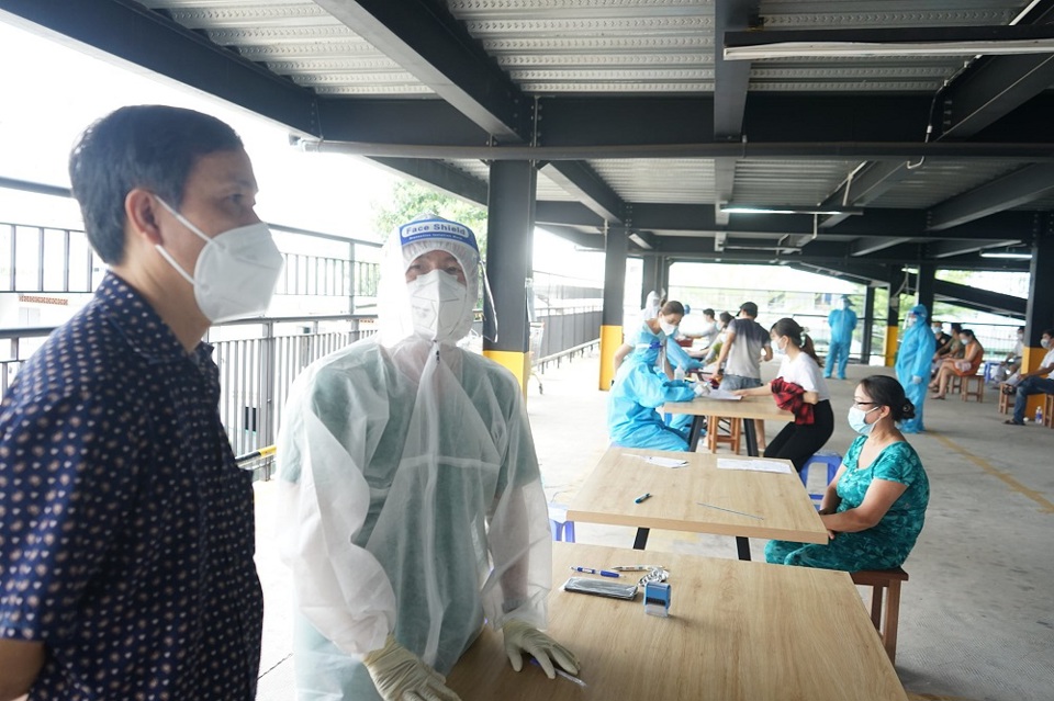Người dân TP Hồ Chí Minh xếp hàng chờ tiêm vaccine Vero Cell - Ảnh 3