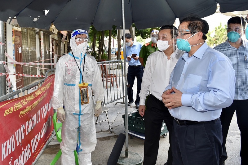 Thủ tướng kiểm tra ổ dịch nóng bỏng nhất, yêu cầu Hà Nội cần tăng cường giãn cách xã hội - Ảnh 2