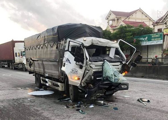 Tai nạn giao thông mới nhất hôm nay (19/9): Xe tải đâm đuôi container khiến 2 người nhập viện - Ảnh 1