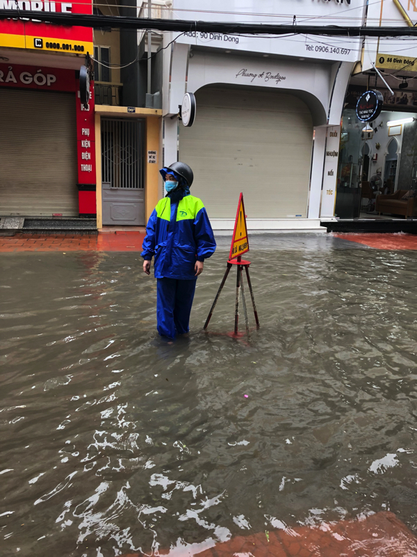 Hải Phòng: Mưa lớn khiến nhiều tuyến đường ngập lụt - Ảnh 4