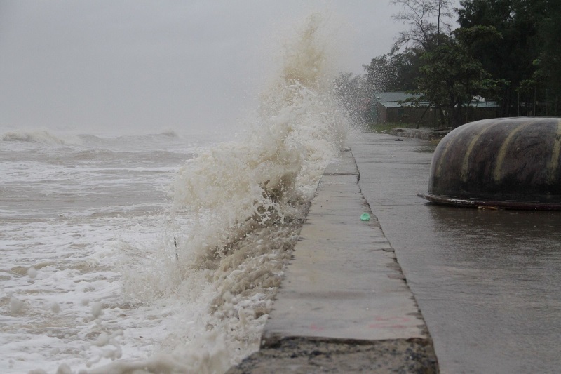 Nghệ An: Ảnh hưởng áp thấp nhiệt đới, xuất hiện sóng biển cao gần 5m ở Cửa Lò - Ảnh 3