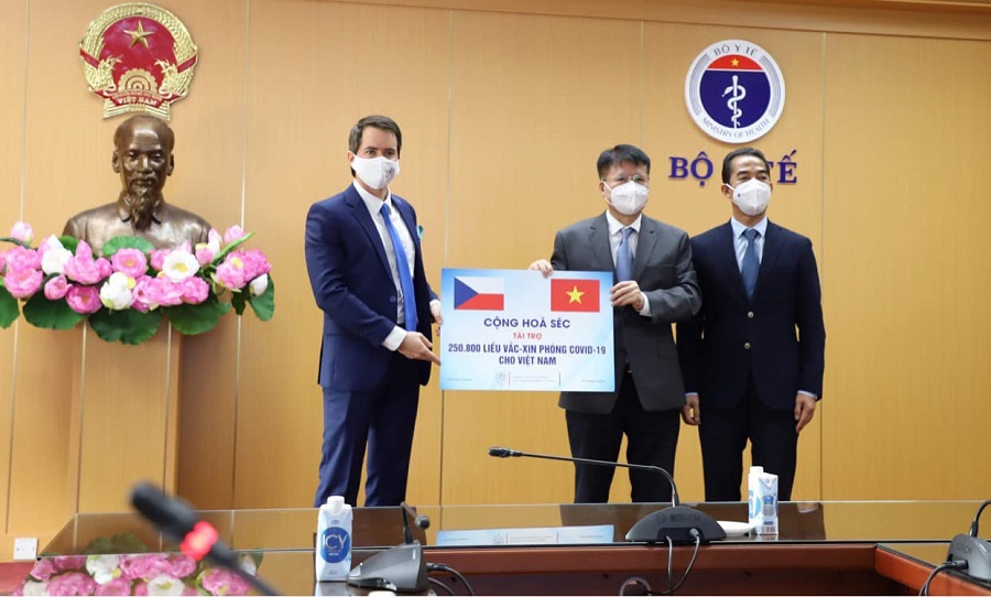 Việt Nam tiếp nhận 250.000 liều vaccine Covid-19 do Cộng hòa Séc trao tặng - Ảnh 1